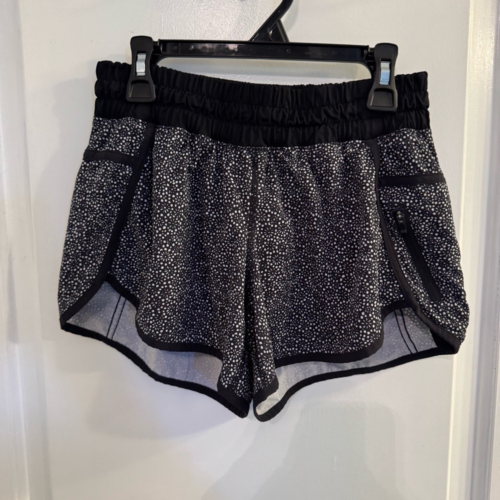 Lululemon Tracker Short IV Freckle Flower Black White